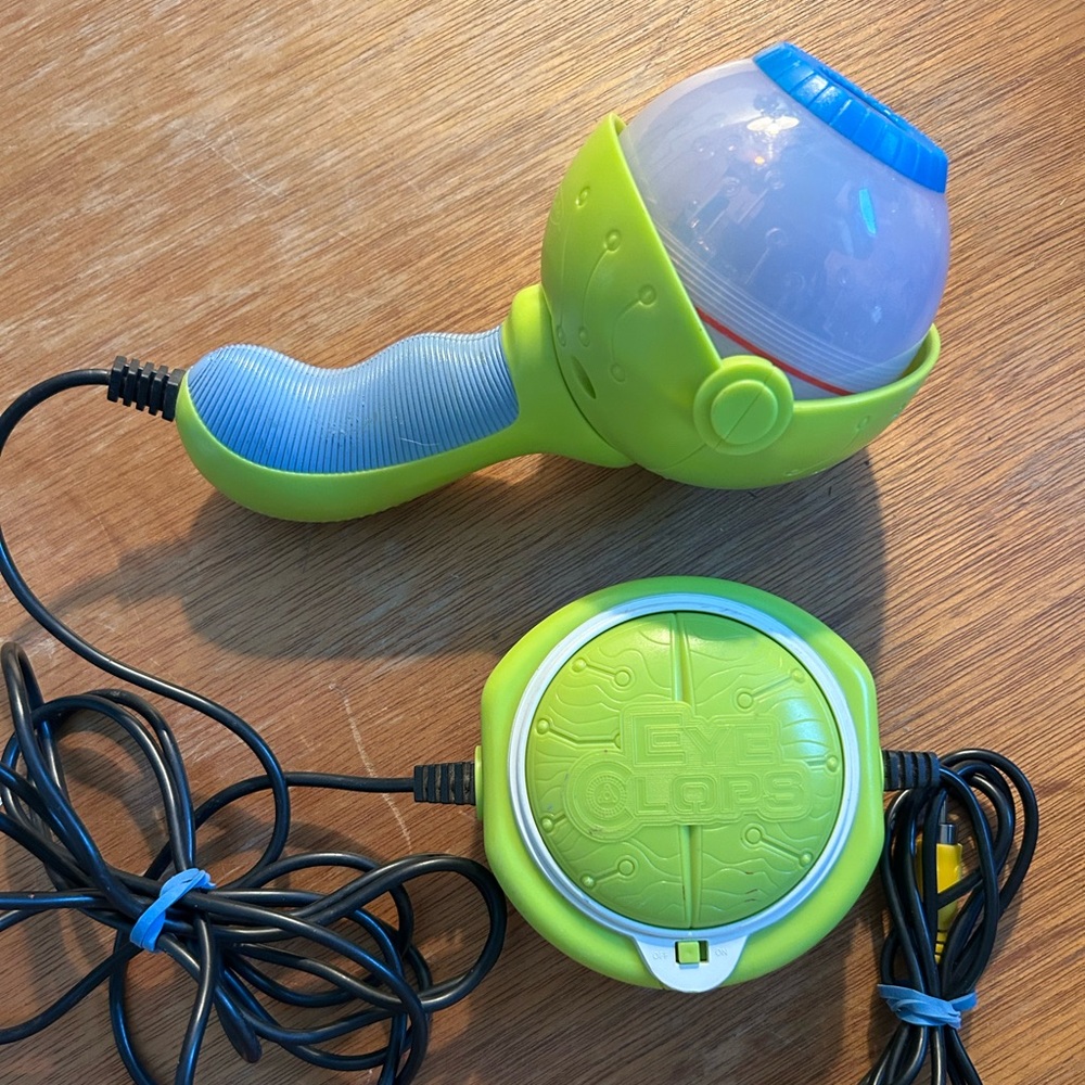 Eye clops magnifying toy. Plugs into tv.